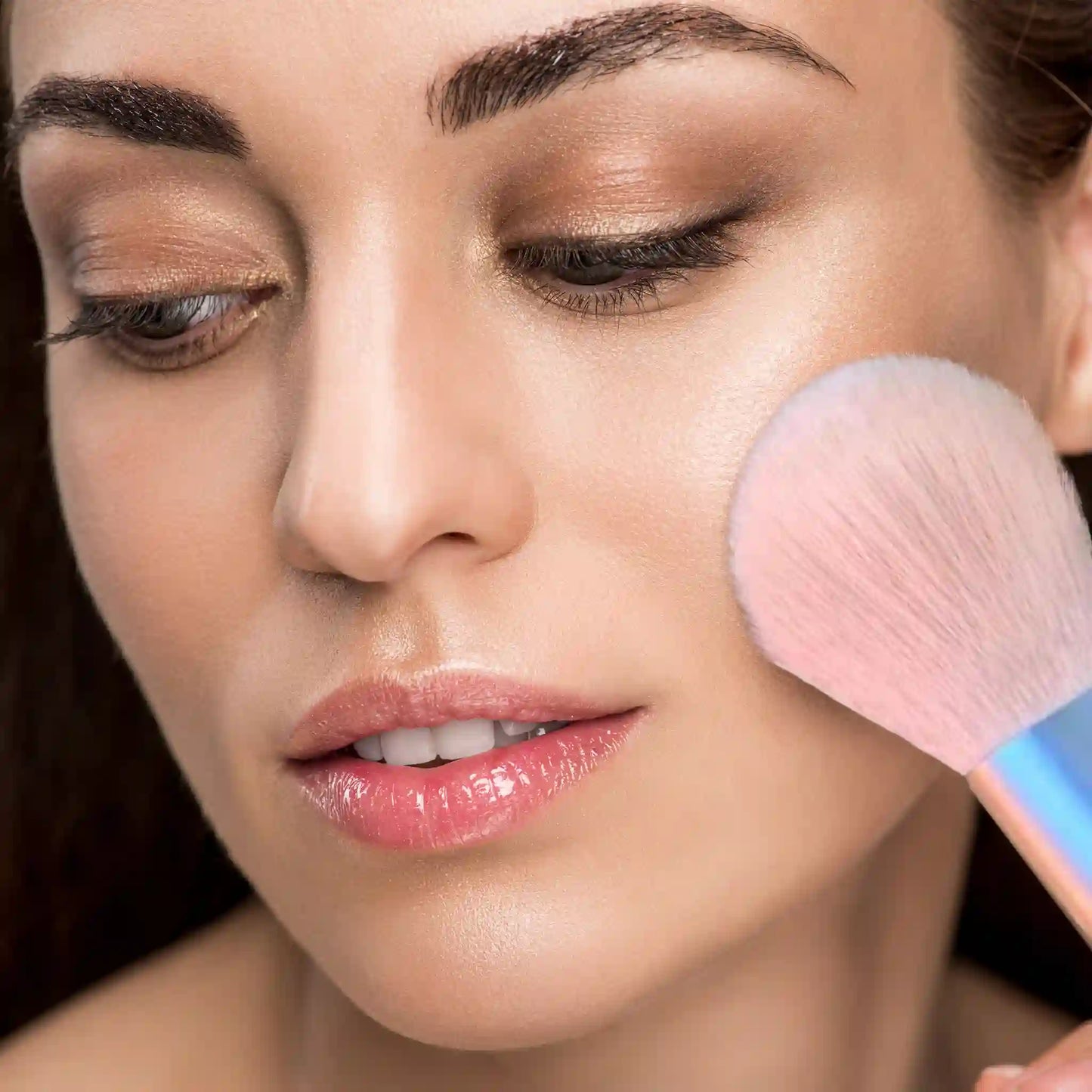 Show Stopper: Shimmer Highlighter, shimmer highlight, shimmer highlighter, shimmer highlight powder.