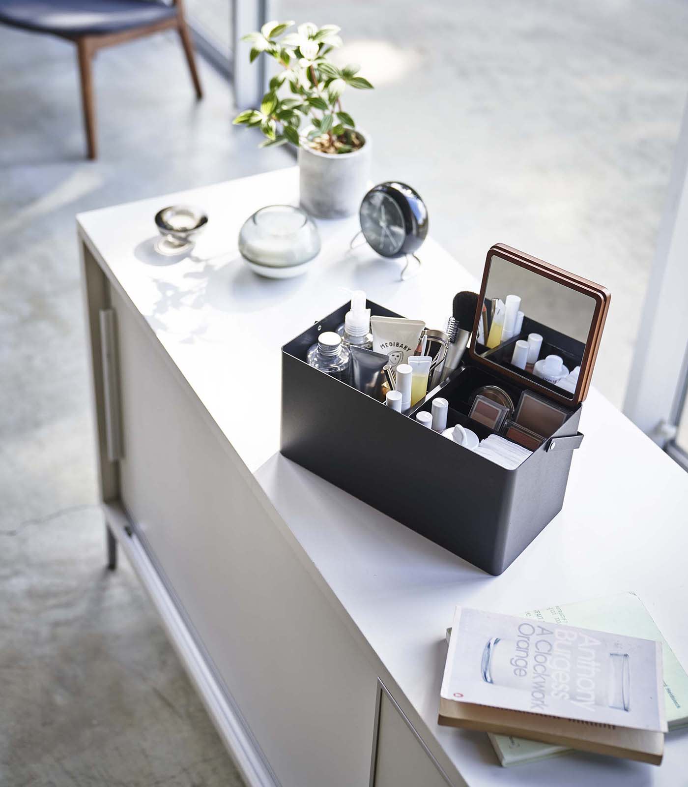 Organizador de Maquillaje con Espejo - Acero + Madera