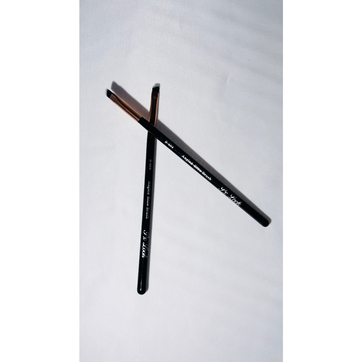 Cepillo para cejas en ángulo