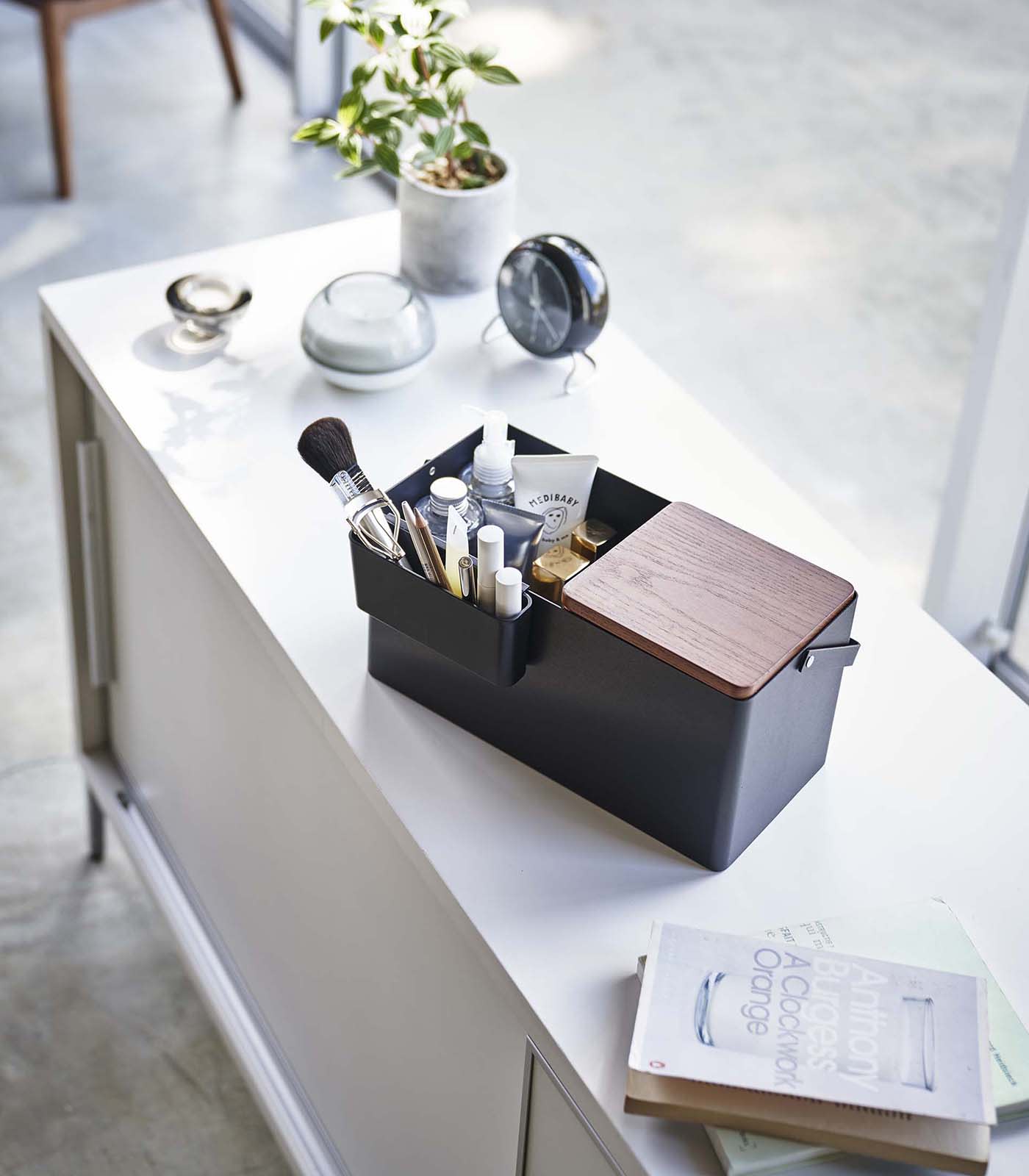 Organizador de Maquillaje con Espejo - Acero + Madera